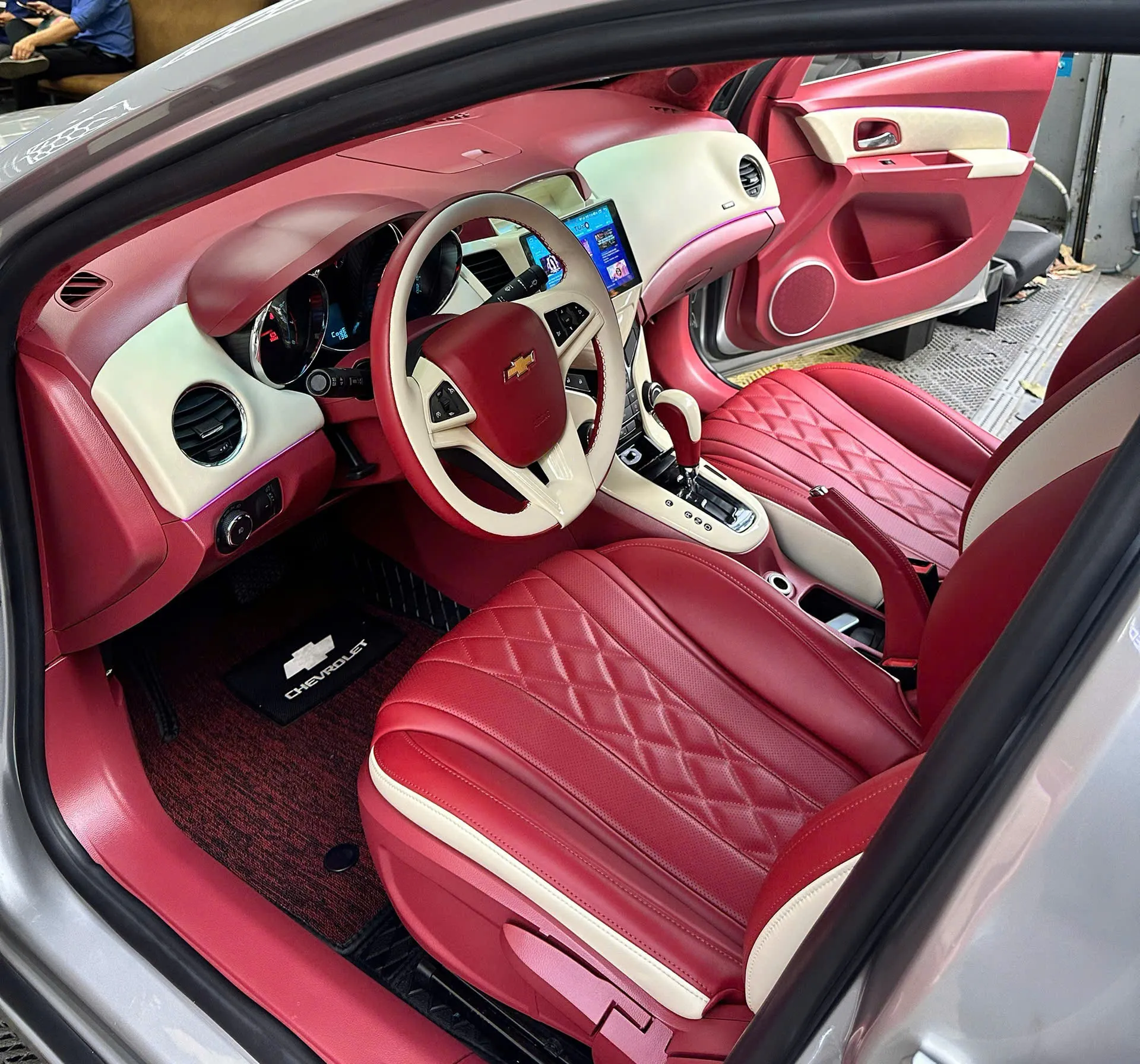 Chi tiết bọc vô lăng Ngọc Phát Auto
