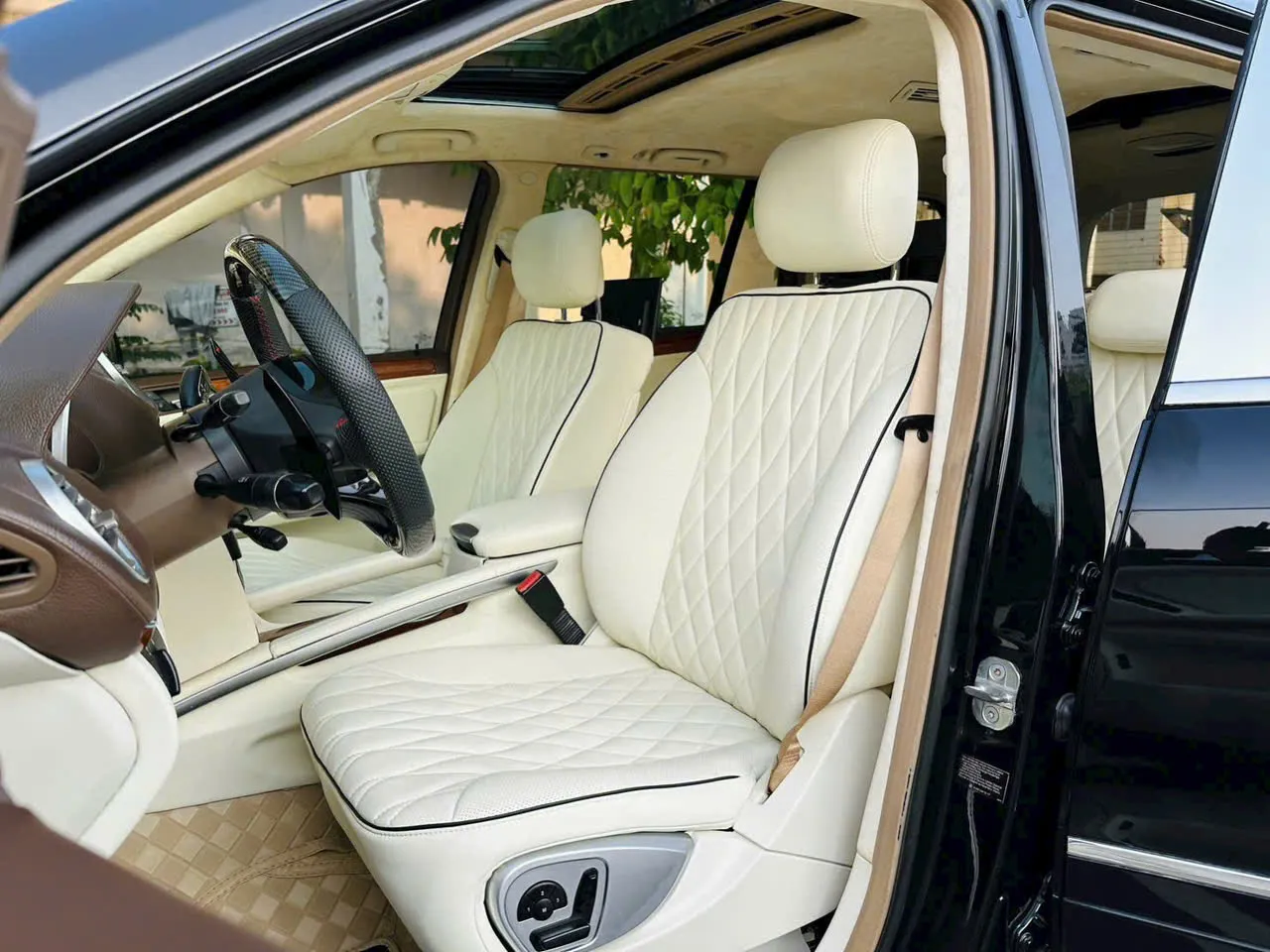Chi tiết bọc ghế Mercedes kem
