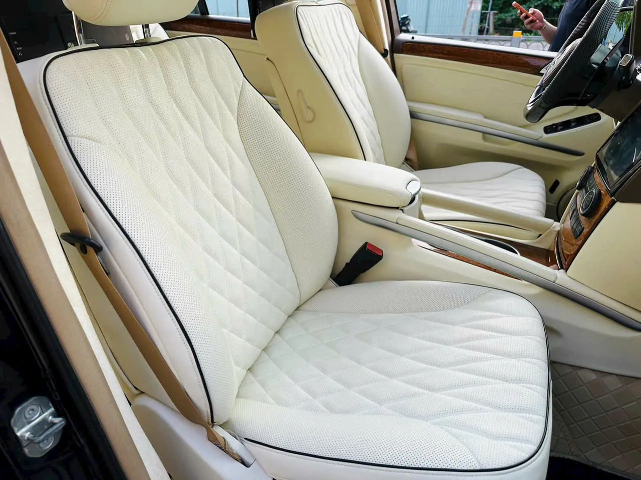 Chi tiết ghế Mercedes màu kem