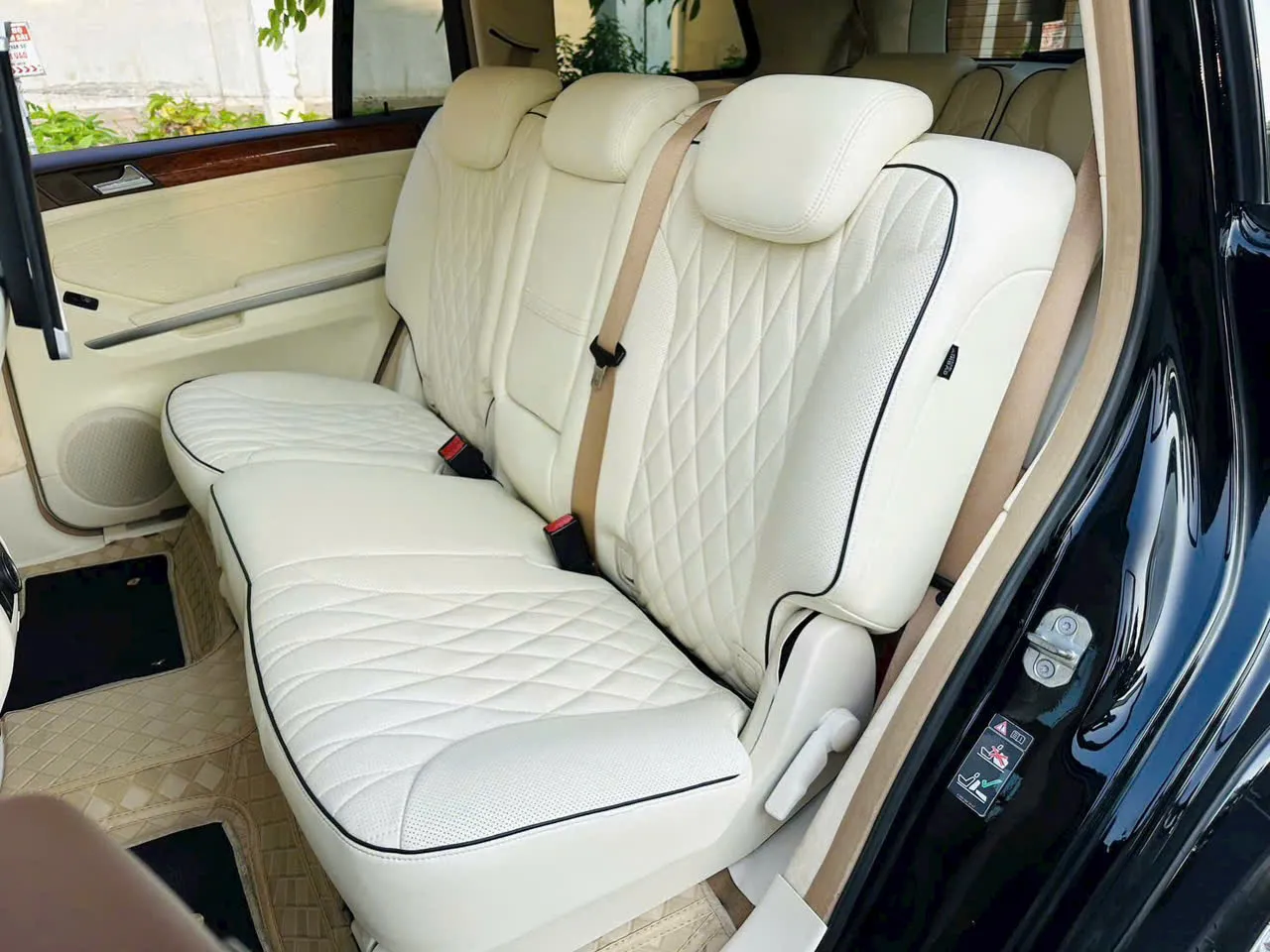 Thi công bọc ghế Mercedes màu kem tại Ngọc Phát Auto