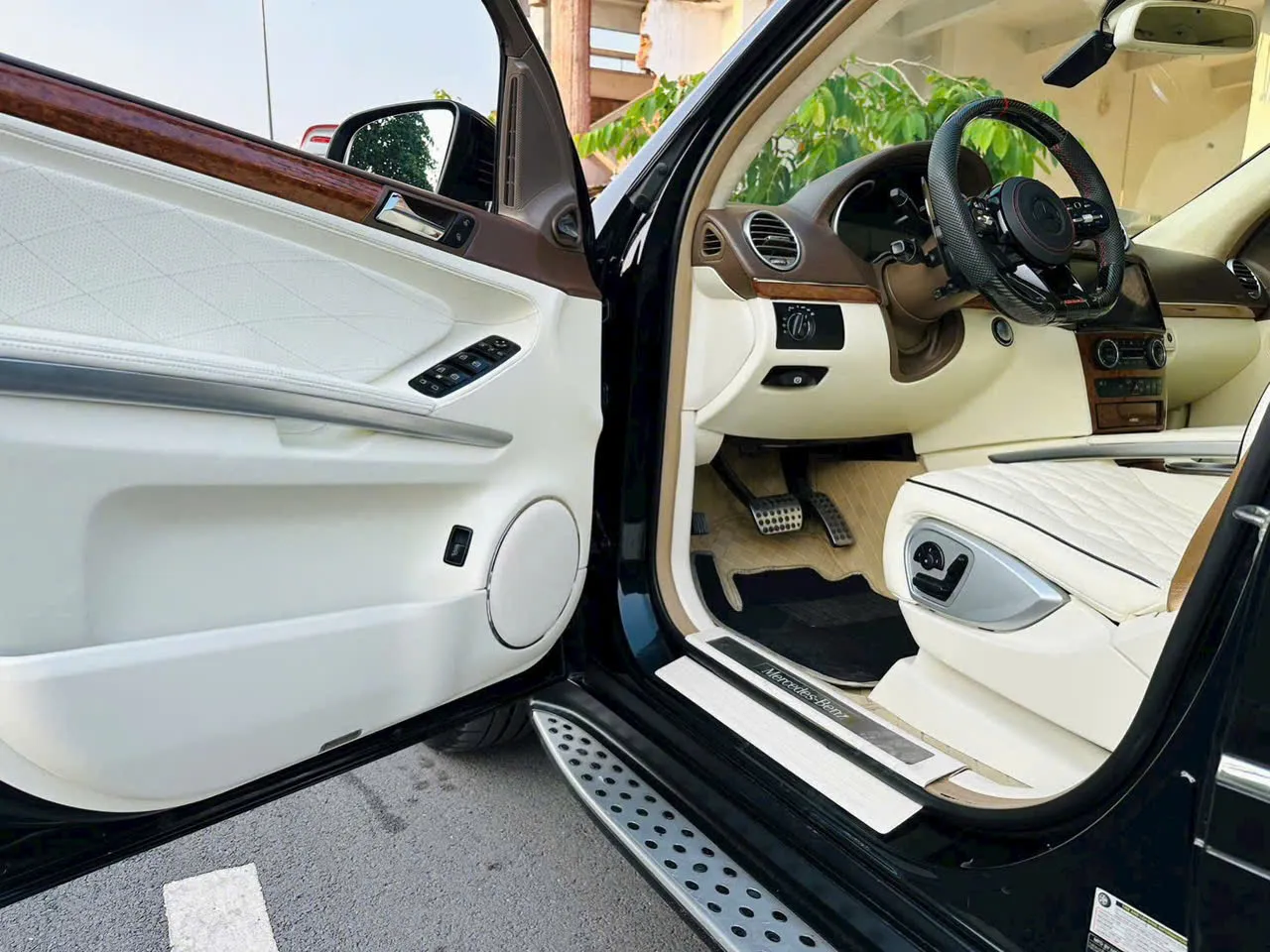 Bọc ghế Mercedes màu kem tại Ngọc Phát Auto
